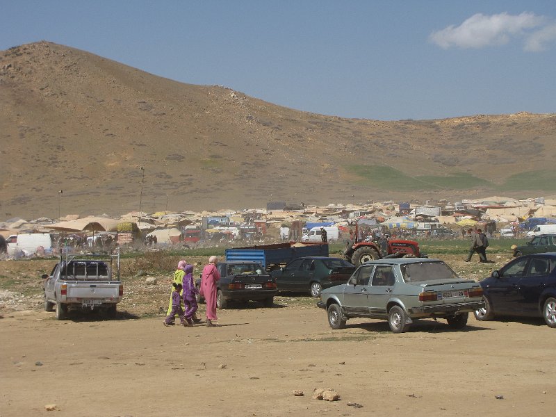 150312_berber markt m'rirt.jpg - Na de koffie gaat de reis verder naar M'rirt. Hier bezoeken we de wekelijkse markt die door alle mensen uit de regio bezocht word om hun boodschappen te doen. Het waaide stevig op het moment dat wij daar waren, en dat doet wonderen met al dat fijne zand.